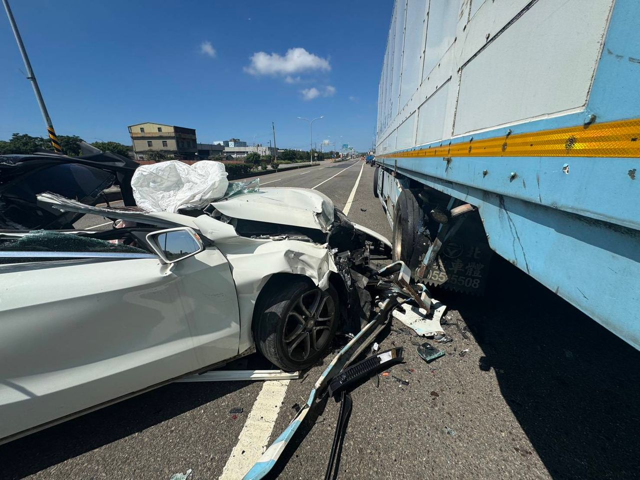 父酒駕開車載10歲女出門!追撞路邊曳引車 害女兒喉嚨擦挫傷送醫