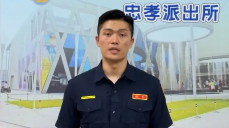 忠孝所所長盧育村向老翁解說詐團手法。翻攝畫面