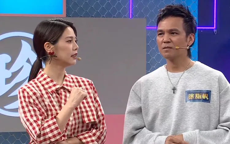 徐詣帆（右）露向白家綺分享自己學台語曾鬧過笑話，將未婚妻台語說錯。公視台語台提供