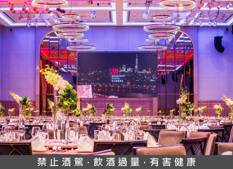 台北萬豪酒店將館內專業 Audio-Visual 影音技術團隊與舞台產業級軟硬體深度結合，定義全台 MICE 服務的新標竿。台北萬豪酒店提供