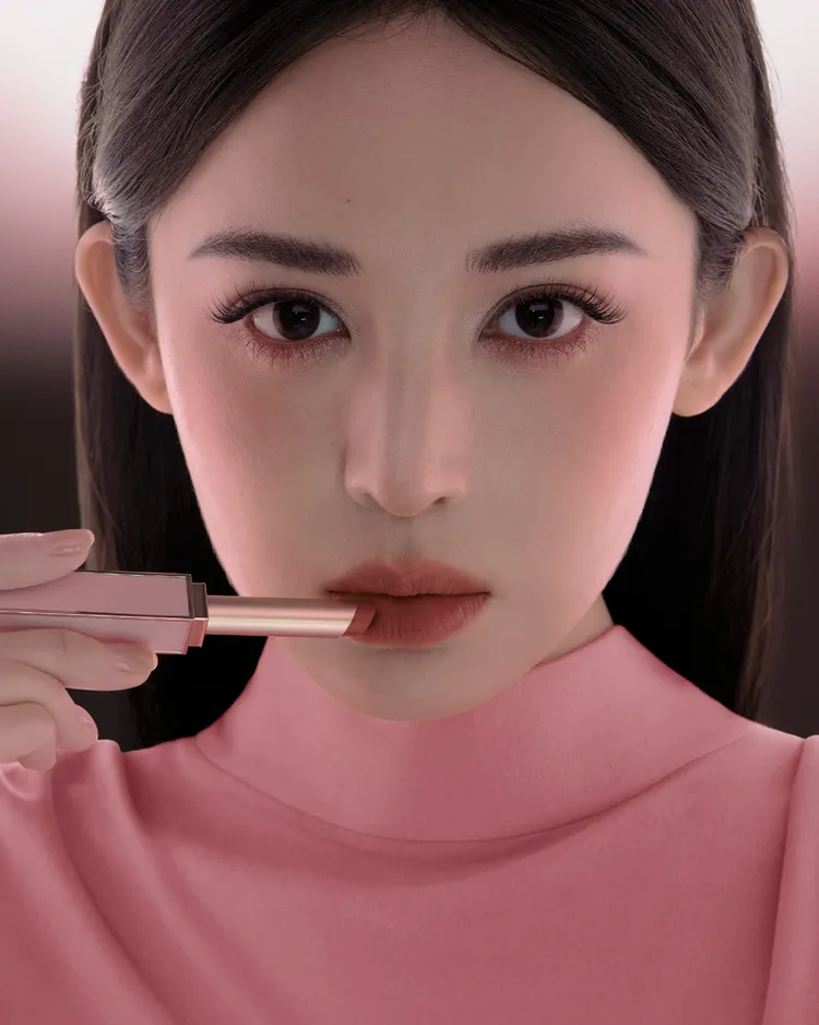 「新疆維納斯」古力娜札演繹TOM FORD Rose Prick禁忌玫瑰限量彩妝。品牌提供
