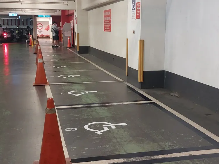 殘障車位已移走車擋。凃建豐攝