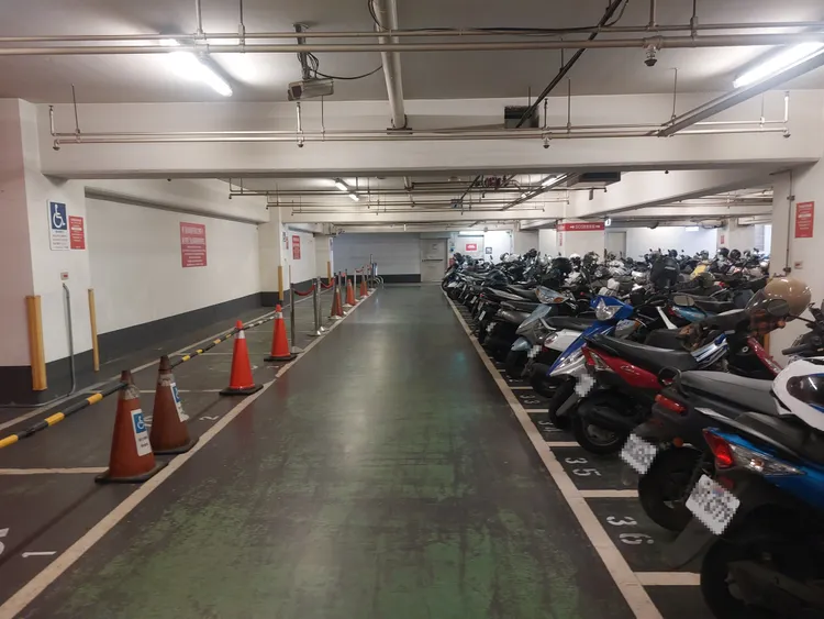 新光三越左營店機車停車場殘障車位一度用交通錐全部圍擋起來。凃建豐攝