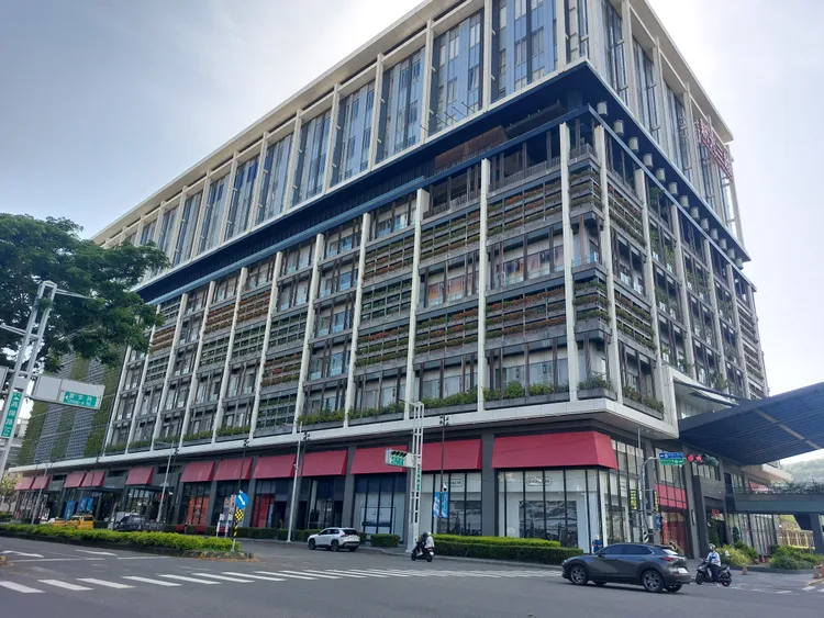 新光三越左營店遭投訴機車停車場殘障車位一度全被占用。凃建豐攝