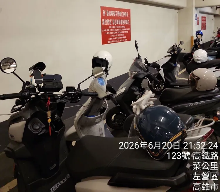 新光三越左營店機車停車場殘障車位原本被全數占用。讀者提供