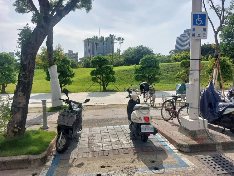 中山路中央公園路邊2部機車佔用殘障機車格位。凃建豐攝
