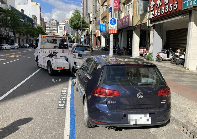 交通大隊執行占用專用車位拖吊。交大提供