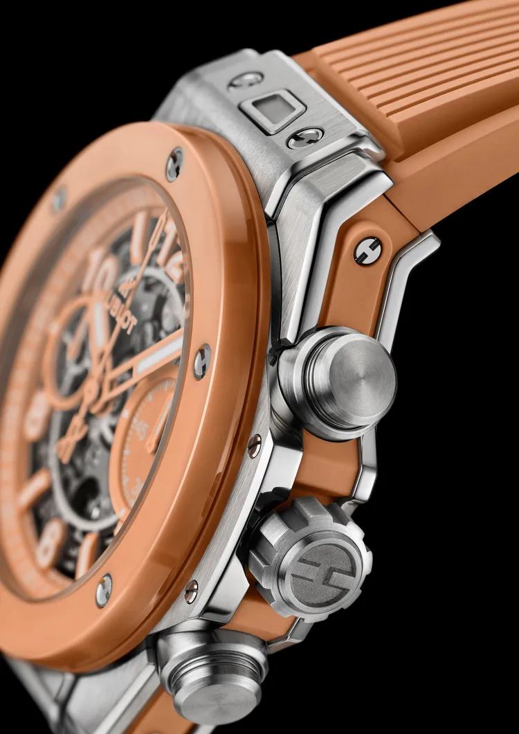 HUBLOT Big Bang暮光橙鈦金陶瓷計時碼錶，42mm，拋光緞面鈦金屬錶殼，霧面暖橙鏤空錶盤，暖橙天然橡膠錶帶，MHUB1280 UNICO自製自動上鍊飛返計時機芯，動力儲存約72小時，防水深度100米，71萬元。品牌提供