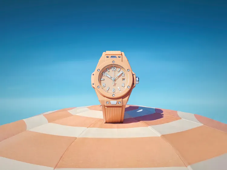 HUBLOT Big Bang暮光橙陶瓷三針腕錶，33mm，拋光暖橙陶瓷錶殼，暖橙陶瓷錶盤，暖橙立體橡膠錶帶，HUB1120自動上鍊機芯，動力儲存約40 小時，防水深度 100米，46萬元。品牌提供