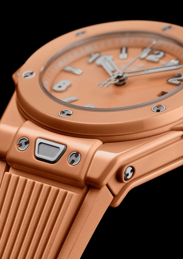 HUBLOT Big Bang暮光橙陶瓷三針腕錶，33mm，拋光暖橙陶瓷錶殼，暖橙陶瓷錶盤，暖橙立體橡膠錶帶，HUB1120自動上鍊機芯，動力儲存約40 小時，防水深度 100米，46萬元。品牌提供