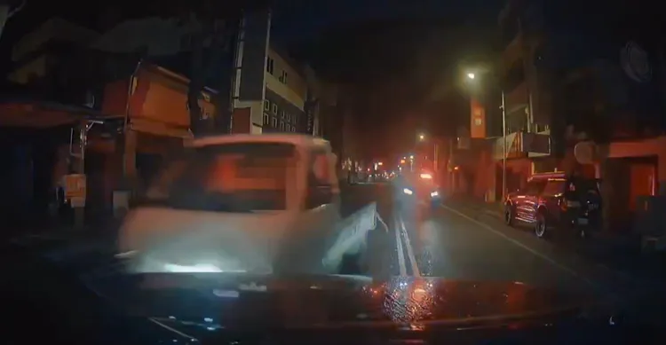 張男駕駛失竊的小貨車還撞警車遭逮。警方提供