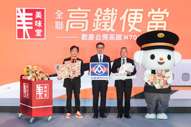 全聯行銷部協理劉鴻徵（左起）、全聯福利中心總經理蔡篤昌、台灣高鐵總經理陳惠裕合影。全聯提供