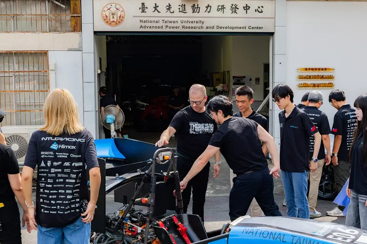 臺大賽車隊從車輛設計、底盤開發、電子控制到測試皆由學生獨立完成，培養完整工程實務能力。業者提供