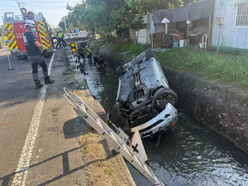 屏東汽機車碰撞機車！大小車都跌入大排水溝　機車騎士乘客雙亡駕駛輕傷