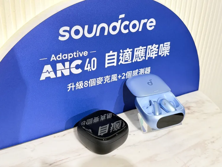 Liberty 5 Pro系列搭載Anker Thus AI晶片，結合8組麥克風與2組骨傳導感測器，可分離人聲及環境噪音，在吵雜場所輕聲說話也能保持通話清晰。趙筱文攝