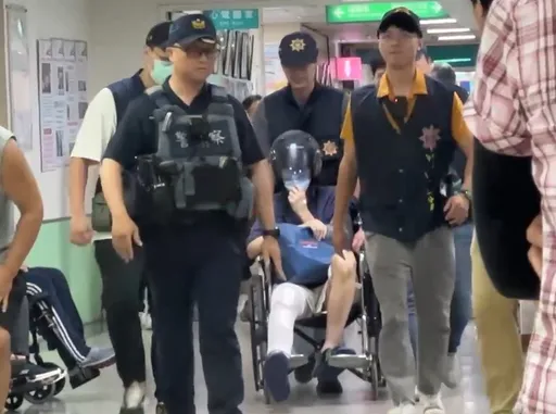 教授砍死妹夫！遭警開槍擊中雙腿送醫　今由警方戒護推輪椅移送竹檢