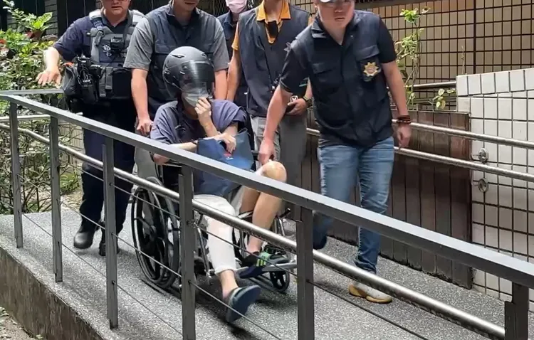 警方戒護推輪椅移送竹檢。翻攝畫面