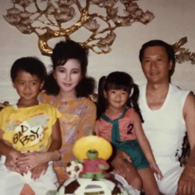 謝賢與第二任妻子狄波拉育有謝霆鋒、謝婷婷，一家四口都受到關注。翻攝謝婷婷IG