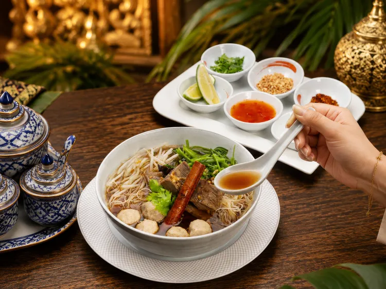 湯頭濃郁香醇的「泰式牛肉麵」，慢熬入味的肉塊搭配吸附滿滿精華的麵條，暖心又暖胃。台北遠東香格里拉提供