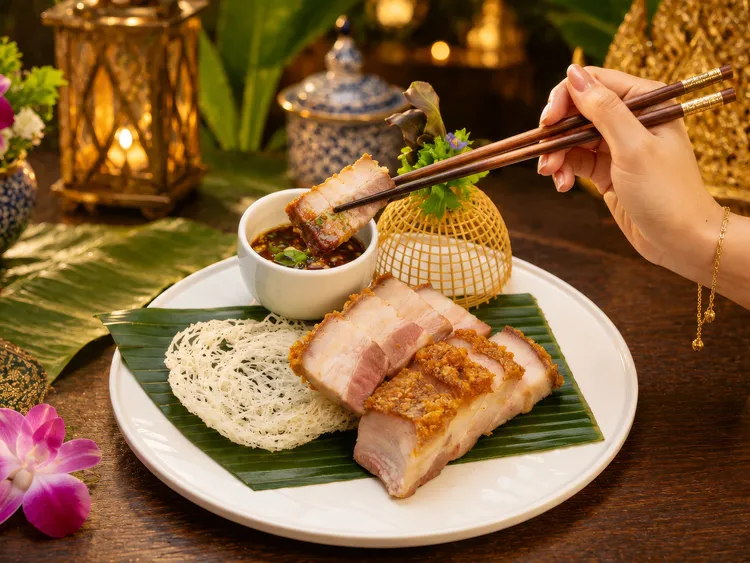 每日限時敲鑼登場的「烤脆皮五花肉佐泰皇醬」，金黃外皮酥脆誘人，鮮嫩肉質油香四溢，是絕不容錯過的美味。台北遠東香格里拉提供