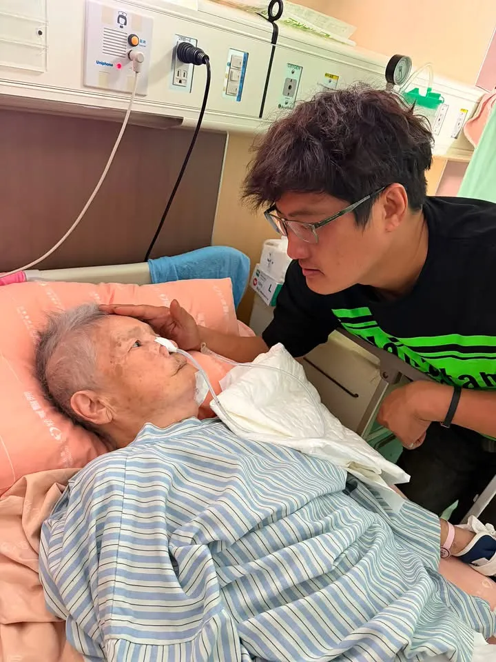楊哲之前曾發文透露媽媽病體不適，時常進出醫院。摘自臉書