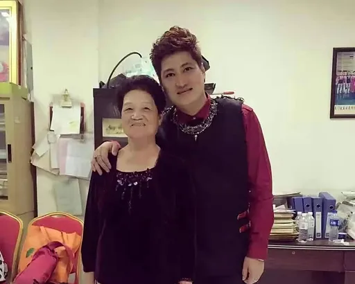 才宣布暫別演藝圈⋯芒果王子舉家返鄉盡孝　心碎：媽媽跟隨菩薩修行了