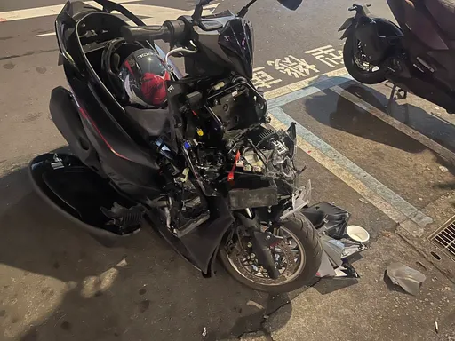 騎士深夜高速衝撞賓士車　酒測1.02！自摔臉濺血送醫