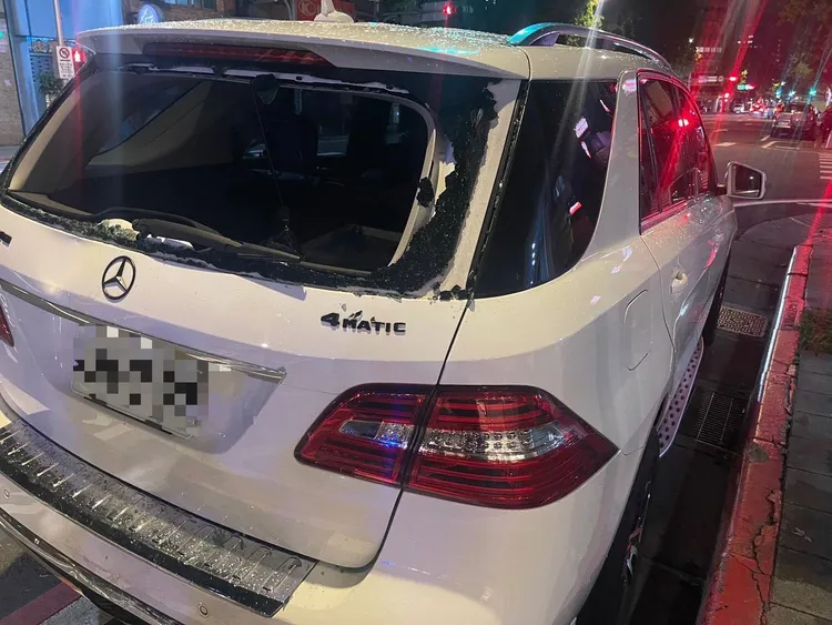 賓士休旅車後方擋風玻璃破碎。翻攝畫面