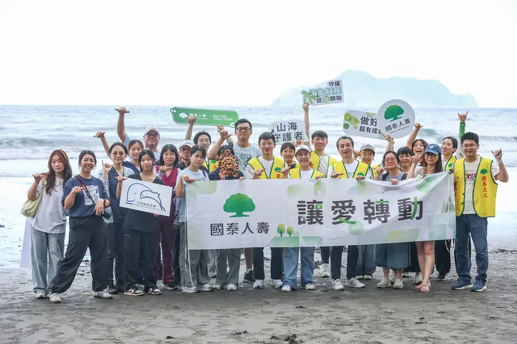 國泰人壽、國泰投信自2025年攜手中華鯨豚協會啟動「龜鄉守護計畫」，持續追蹤18隻海龜移動路徑與棲地範圍。國泰人壽提供