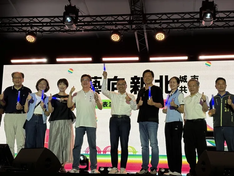 歡慶新北捷運三鶯線通車，新北市美術館戶外園區4日舉辦一系列慶祝活動，新北市長侯友宜（中）也率副市長劉和然（左4）、朱惕之（右4）等人到場同慶。中央社