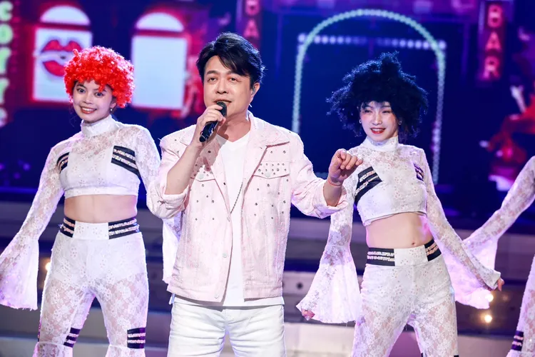 翁立友上節目演唱。民視提供