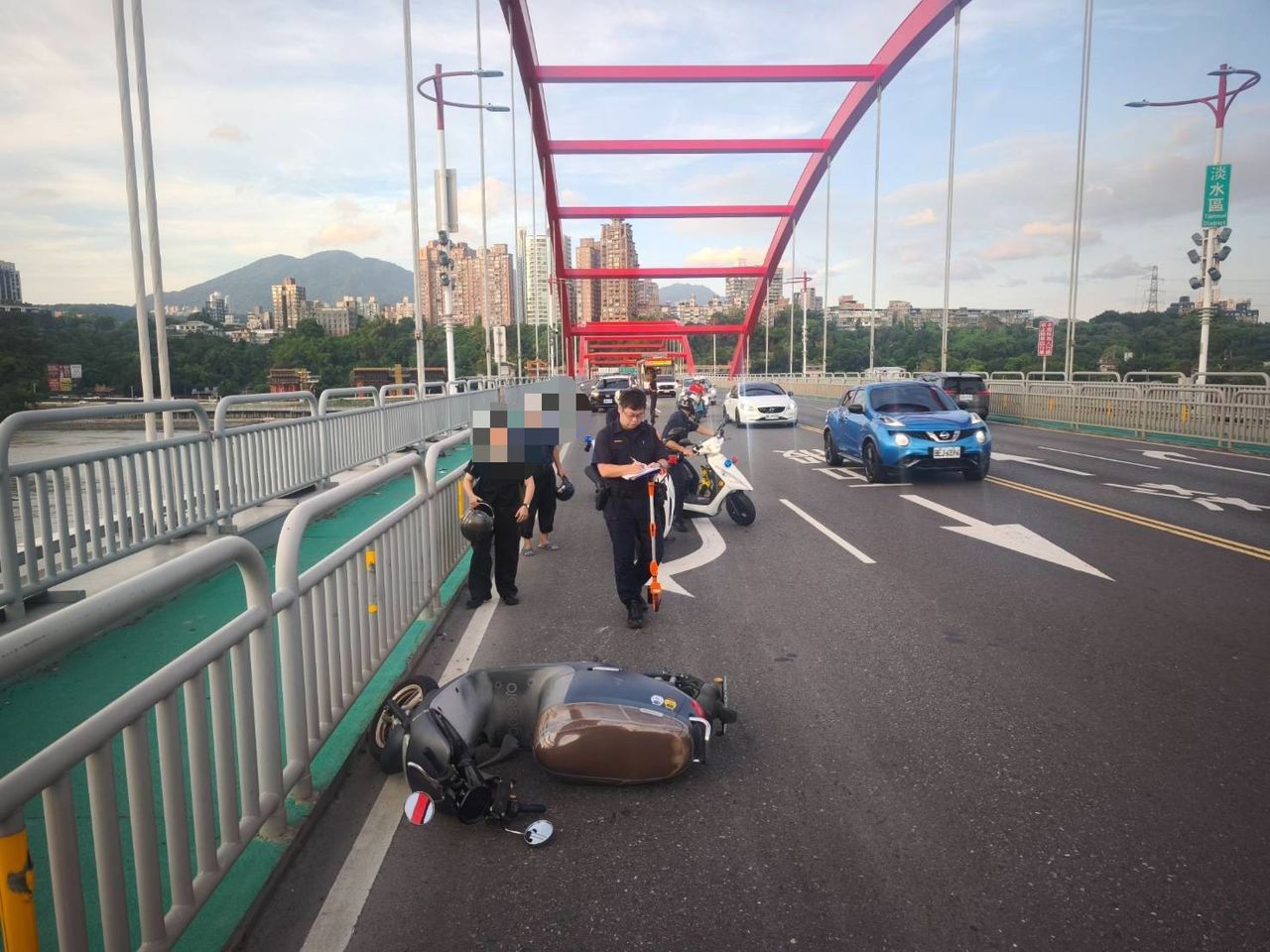 關渡橋驚險對撞! 63歲阿北逆衝掛彩喊機械故障吞罰單