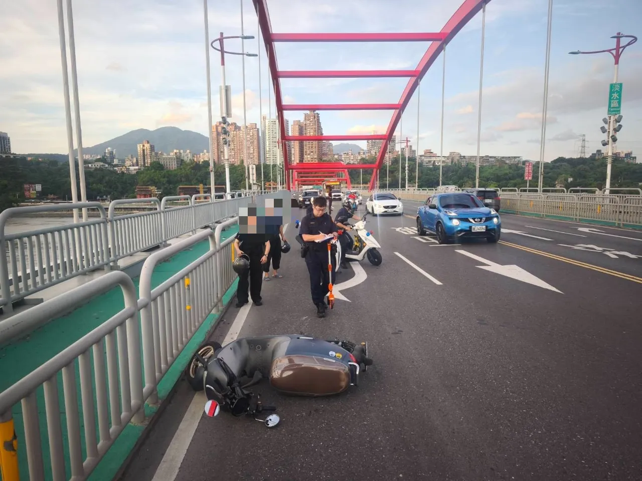 關渡橋驚險對撞！　63歲阿北逆衝掛彩喊機械故障吞罰單
