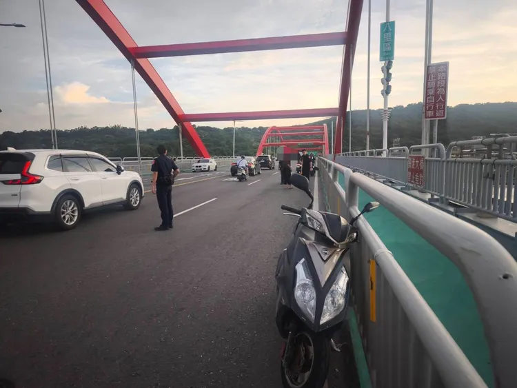 阿北機車傷痕累累，辯稱機械故障才會衝入對向車道，人掛彩又要吞罰單。翻攝畫面