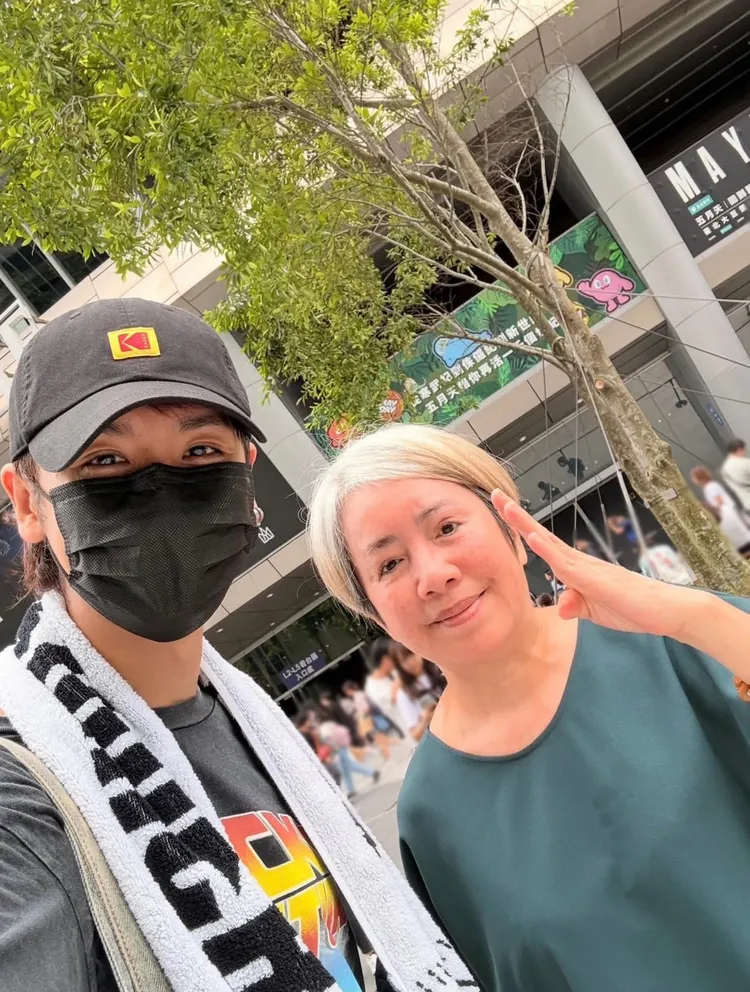 鼓鼓陪媽媽散步。相信音樂提供