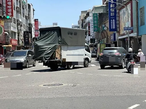 沒閃過！重機男擦撞貨車噴飛　又遭轎車二次撞擊　送醫不治