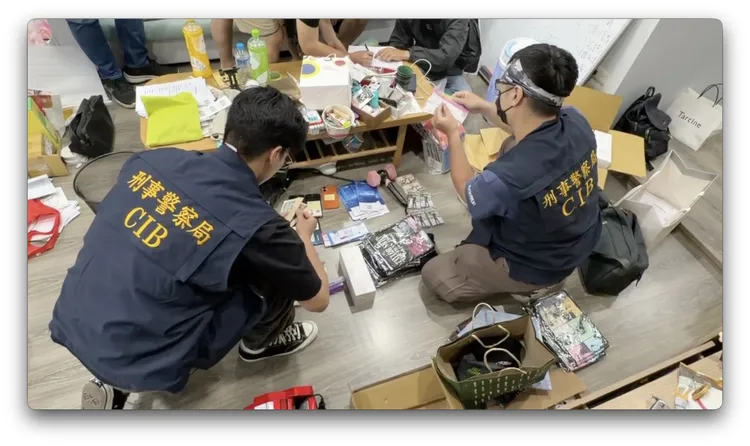 警方清點查扣證物。翻攝畫面