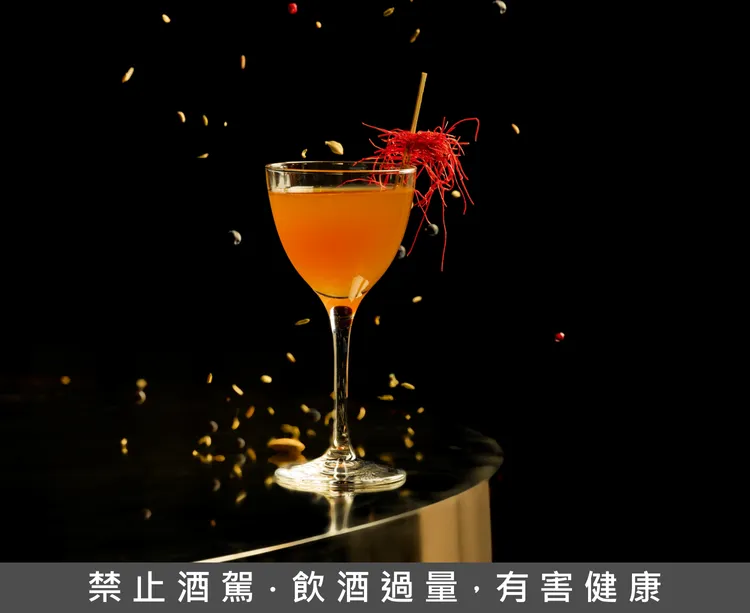 台北文華東方酒店「M.O. Bar」及多哈文華東方酒店攜手呈現夏日風味之旅，特別設計印度主題限定調酒「Royal Maharaja」。台北文華東方酒店提供