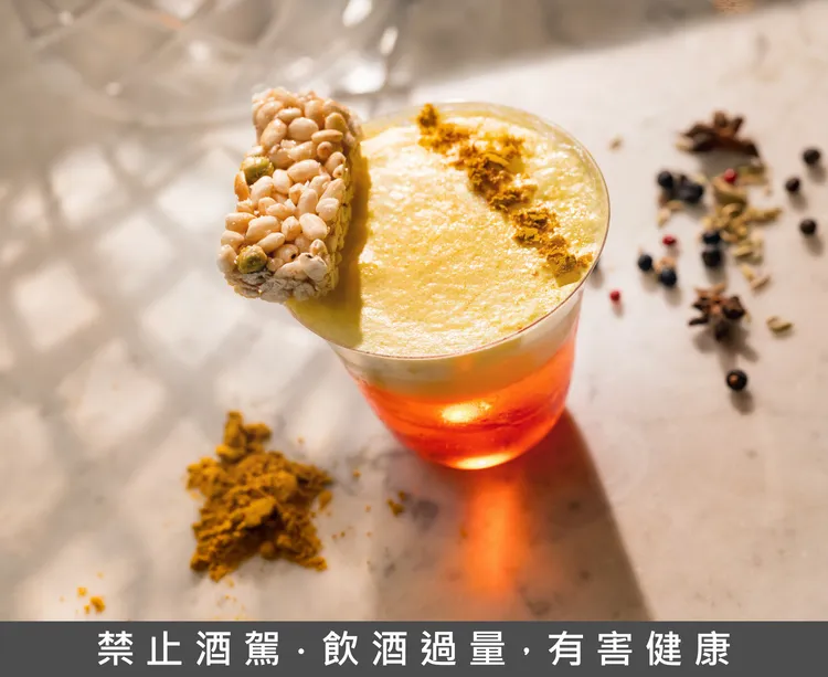 台北文華東方酒店「M.O. Bar」及多哈文華東方酒店攜手呈現夏日風味之旅，特別設計印度主題限定調酒「Coconut Curry Colada」。台北文華東方酒店提供