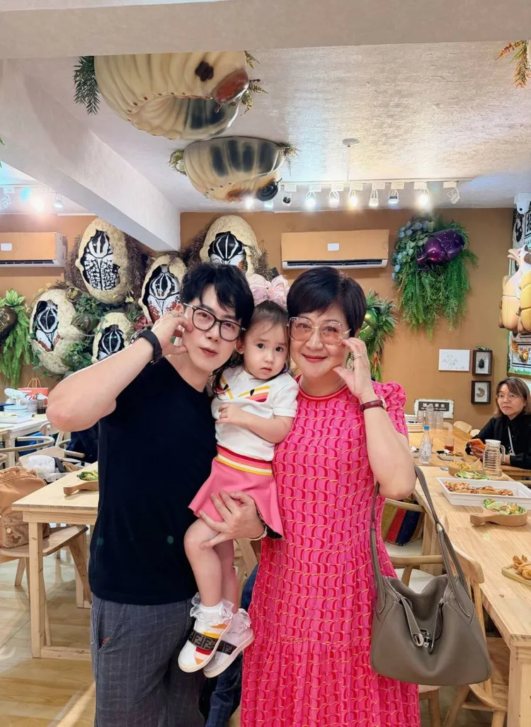 崔佩儀（右起）抱經紀人小瑋的女兒。小瑋提供