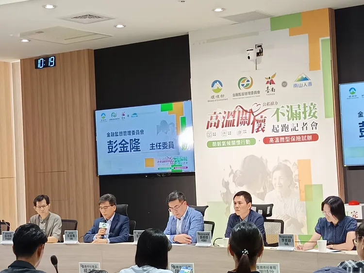 環境部今(20日)舉辦「高溫關懷不漏接起跑記者會」。環境部長彭啓明表示統計台灣一年熱傷害約有3000多人，環境部透過四方合作，推動「科技找風險、人力送關懷」新模式。許麗珍攝