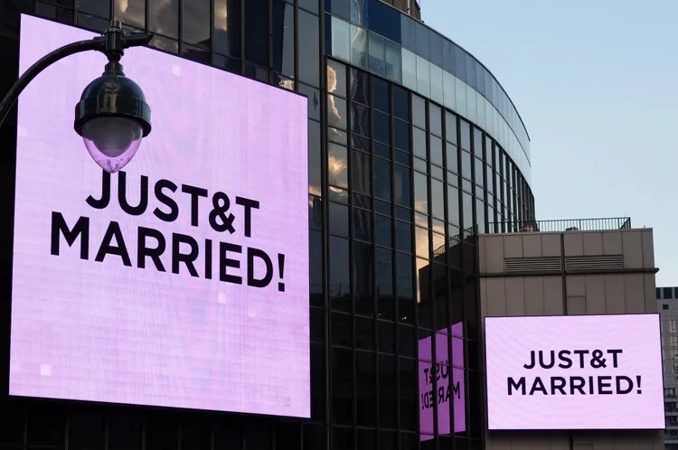 場館外的告示板在晚間7點半左右公告兩人結婚了。路透