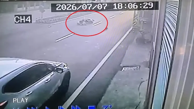 女騎士摔車後坐在馬路上。民眾提供