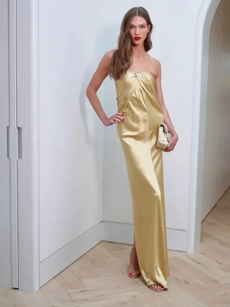 前超模卡莉克勞斯穿戴金色 Tove 禮服、Roger Vivier 手拿包，到唇色與指甲上的紅色點綴，都十分搶眼。翻攝IG
