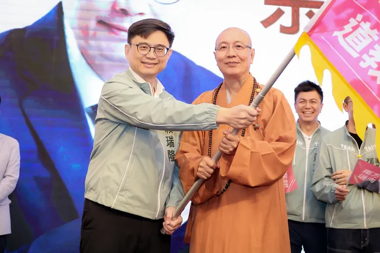 賴瑞隆26日出席「宗教後援會受證」。翻攝畫面