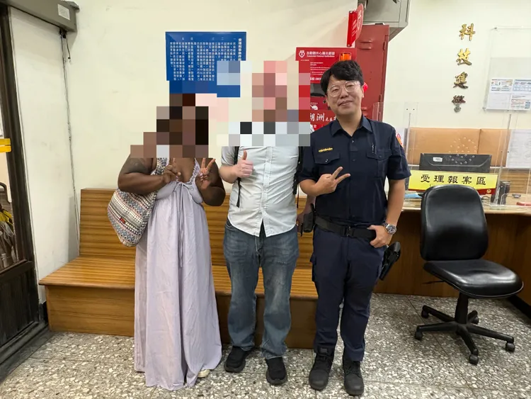 2名外籍旅客急忙跑進派出所求警協助找手機，警方也展現專業能力迅速尋回。翻攝畫面