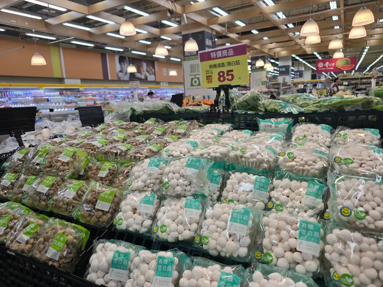 期間鴻喜菇及雪白菇每包150公克任3包85元。愛買量販提供