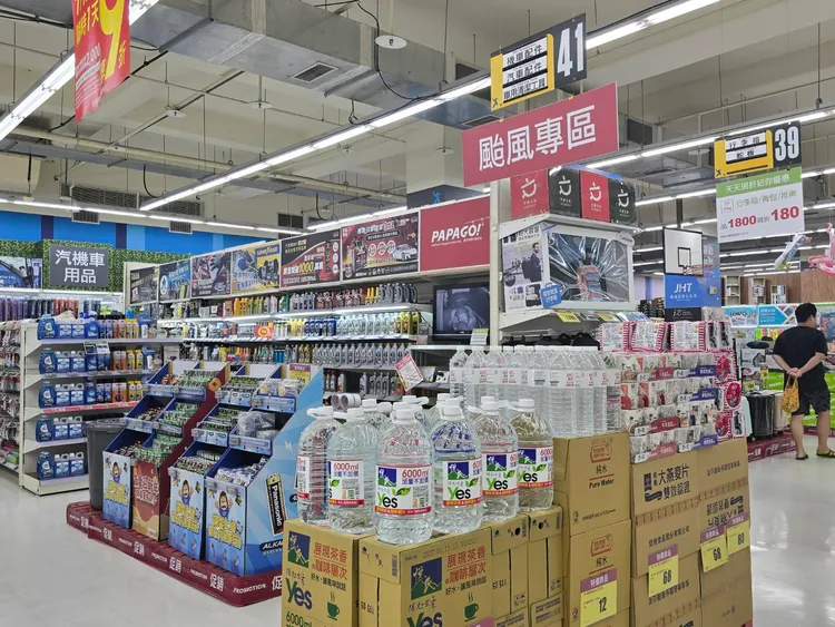 因應民眾採買需求設置「颱風專區」。愛買量販提供