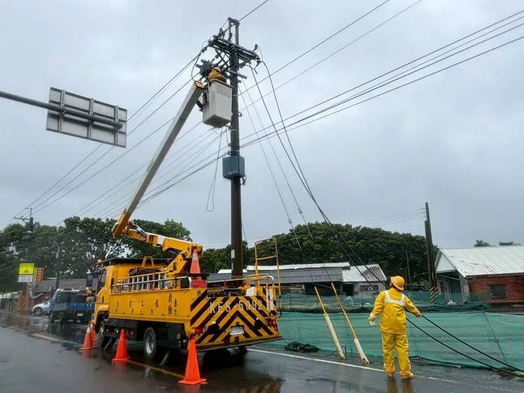抽水站也因停電停擺，台電人員派員修復。台電雲林區處提供