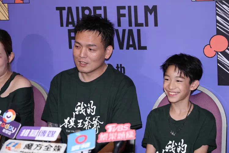 春風（左）與謝以樂劇中飾演父子。莊宗達攝